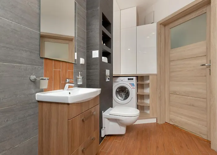 Baltic & Forest With Parking By Renters *